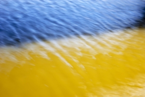 Water in geel en blauw