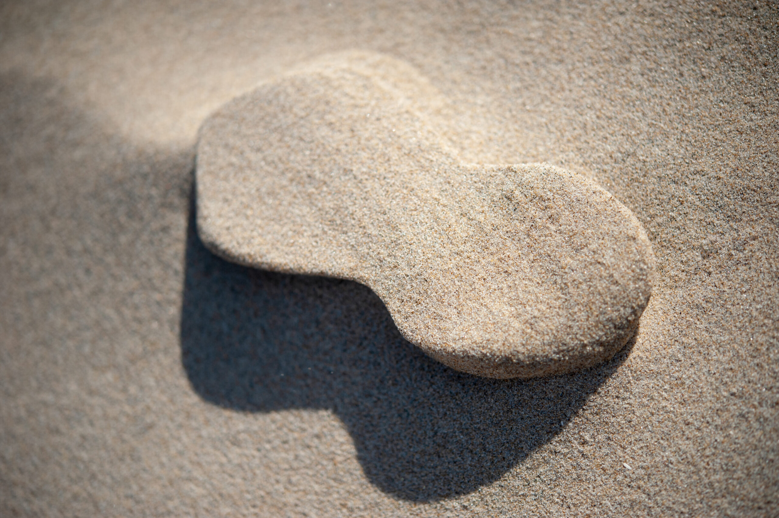 Zand in de vorm van een acht maar dan met 'dichte gaten' waardoor het een mond lijkt