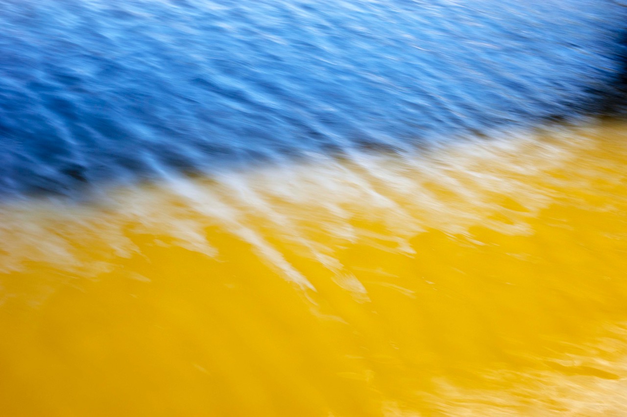 Foto van water IJsselmeer in geel en blauw als de vlag van Oekraïne