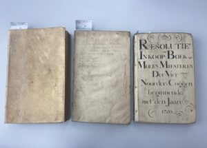 Oude boeken met informatie over molens en molenaars.